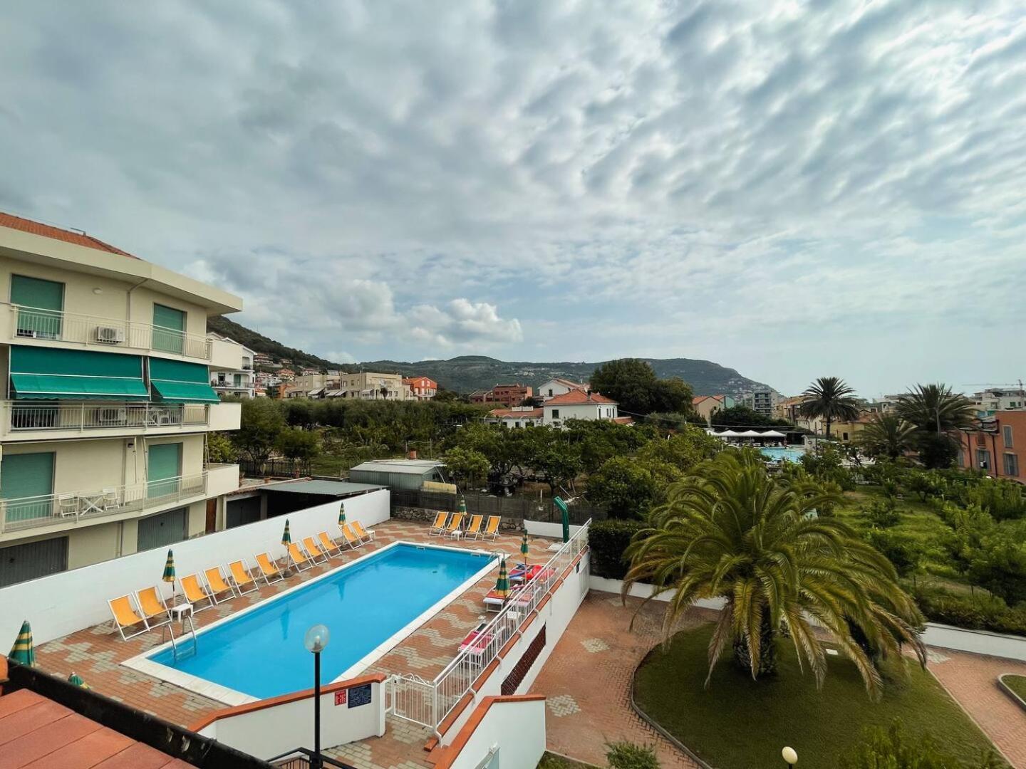 Moresco Apartment Pietra Ligure Buitenkant foto